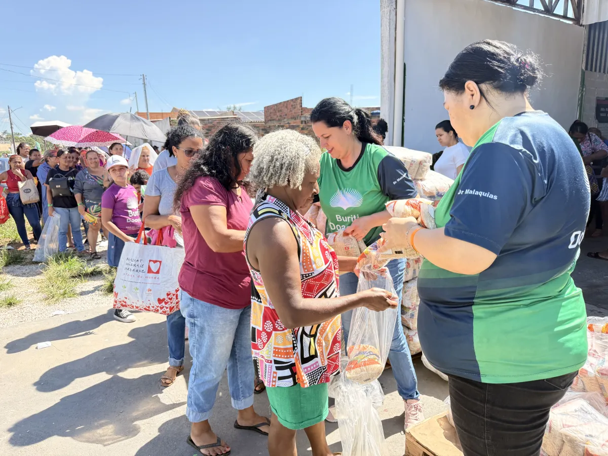 Equipe da Buriti Doações cuidando da comunidade